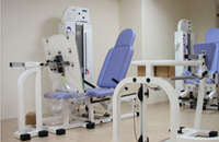 最新の運動機器を使って身体を動かすことで、足腰に筋力をつけ、転倒などを予防します